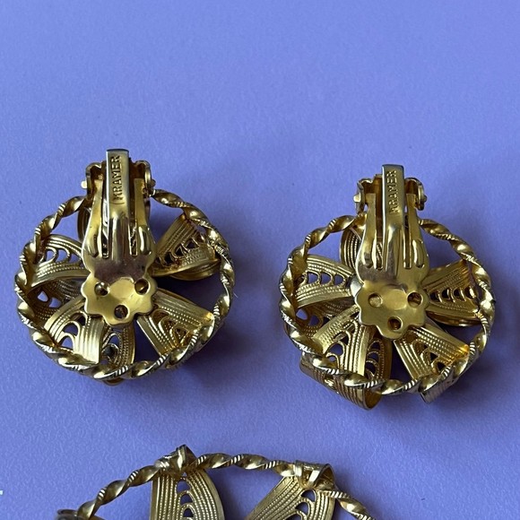 Vintage Kramer gold tone matching brooch and clip on earrings - Picture 7 of 7